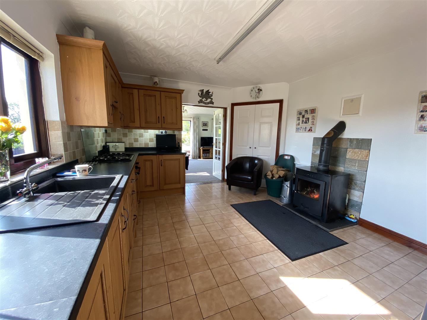 KITCHEN/LIVING ROOM